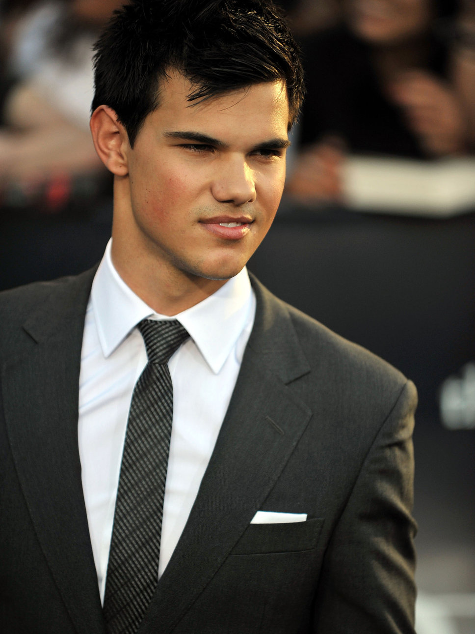 taylor_lautner_suit.jpg