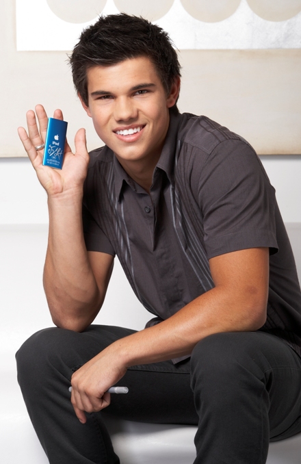 taylor-lautner-ipod.jpg