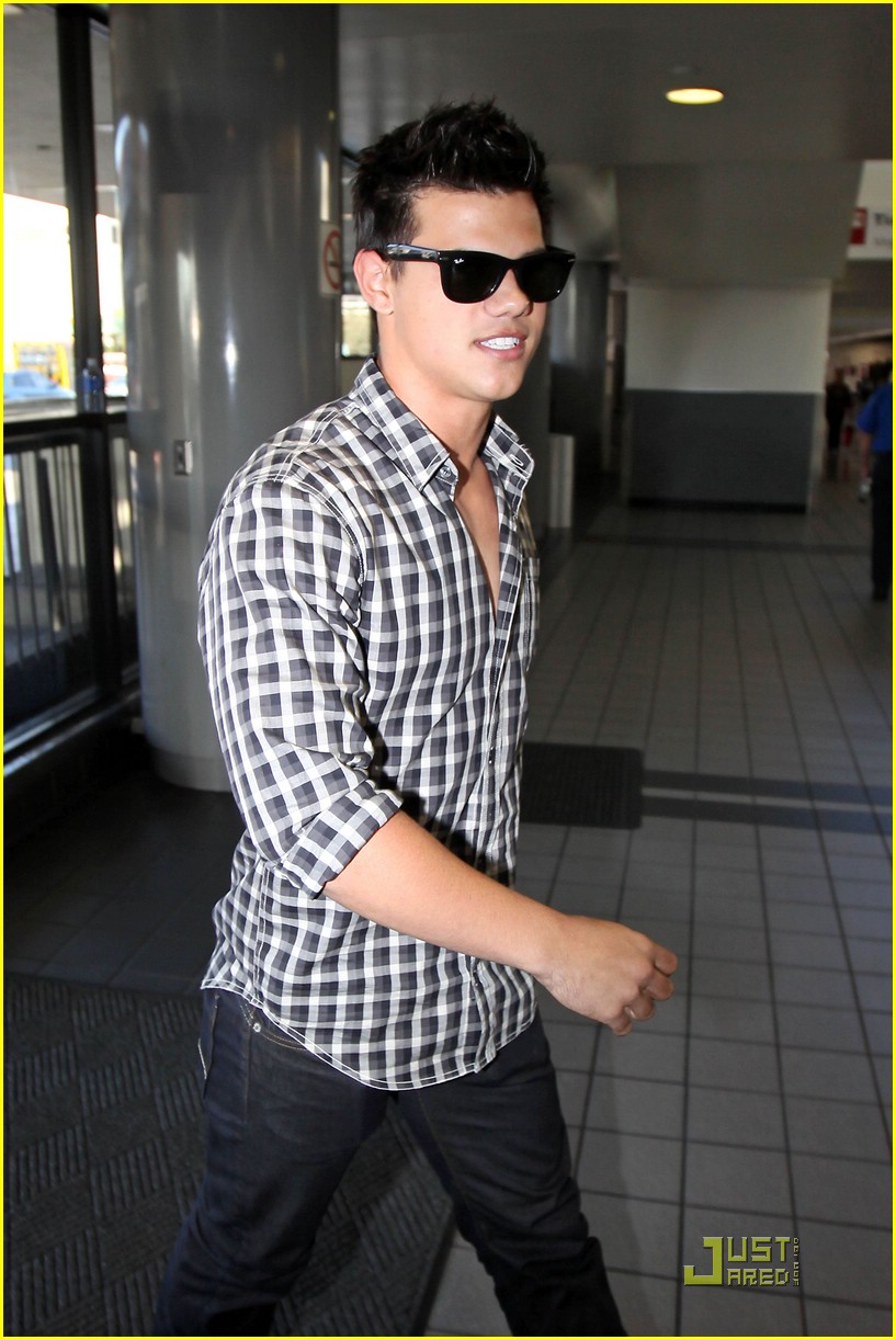 taylor-lautner-leaves-lax-06.jpg