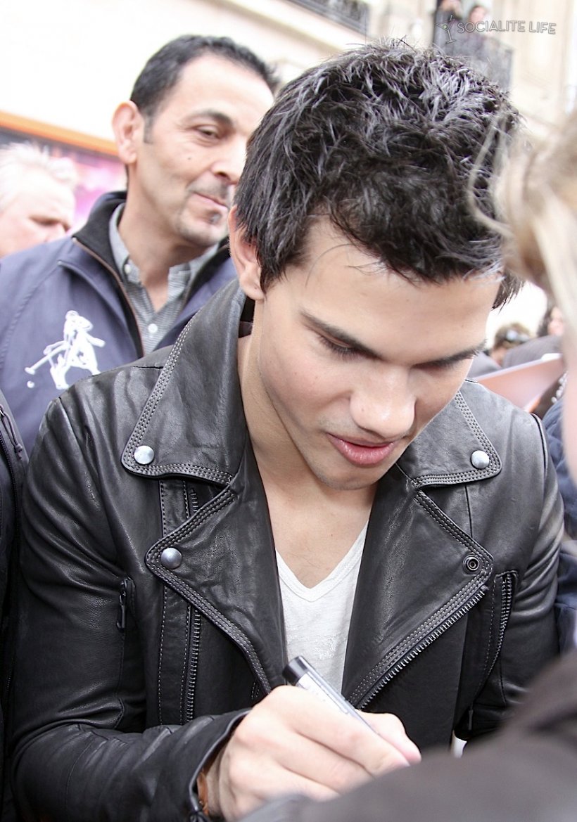 taylor-lautner-paris-photos-04082010-16-820x1169.jpg