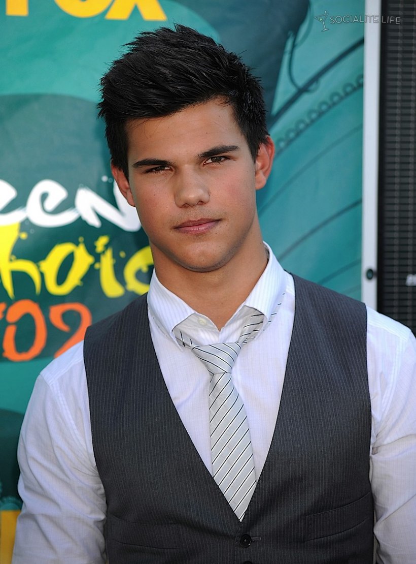 taylor-lautner-teen-choice-awards-2009-08102009-01-820x1110.jpg